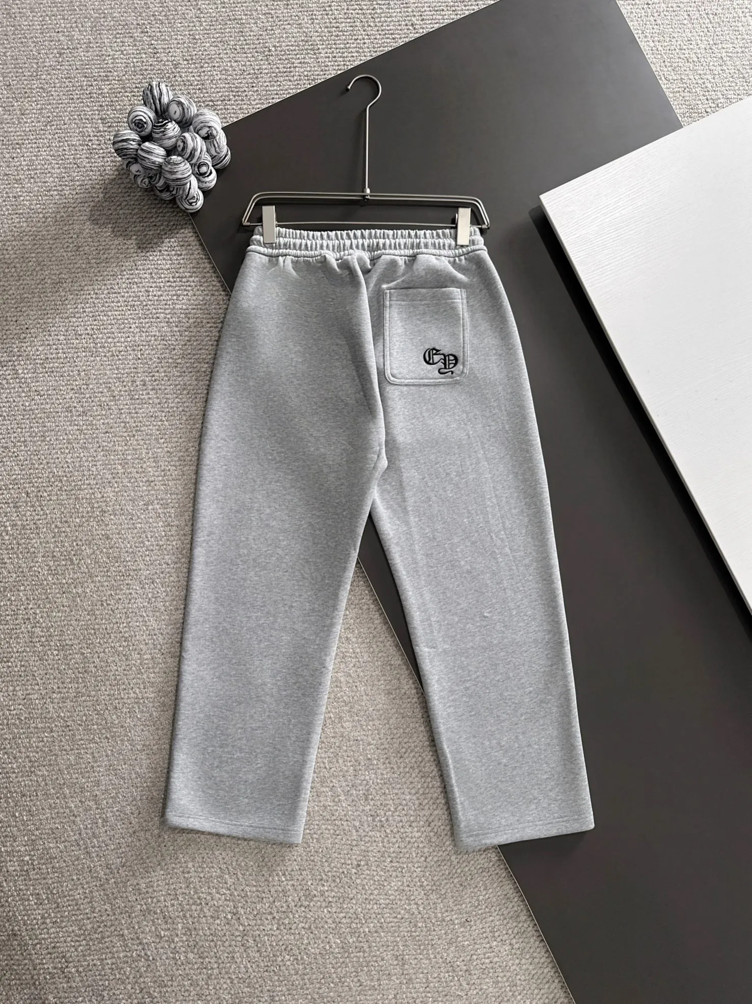 P310 Chrome Hearts* (exclusive quality in the market) hot style 2꯭0꯭2꯭5 new autumn pants original ⌚️ high version Chrome Hearts The fabric is made of 380g high-density double-sided Chinese custom fabric. It does not deform or shrink. The three-dimensional drape is amazing. Process introduction: chicken edge + classic horseshoe embroidery. Color: gray SIZE: M-XXXL